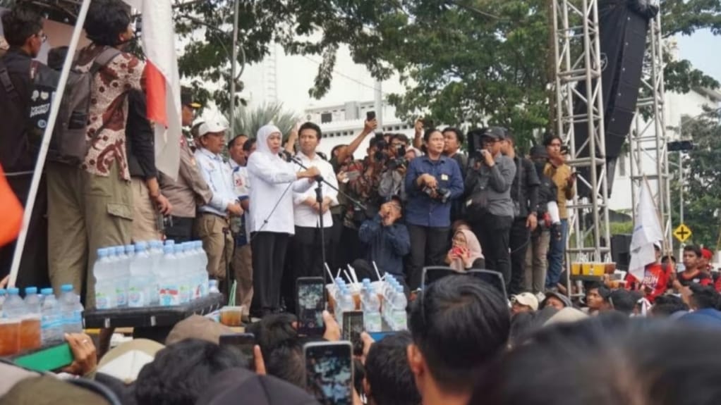 Gubernur Khofifah dan Wagub Jatim Emil Dardak disela menemui para ribuan buruh. [3detik.com]