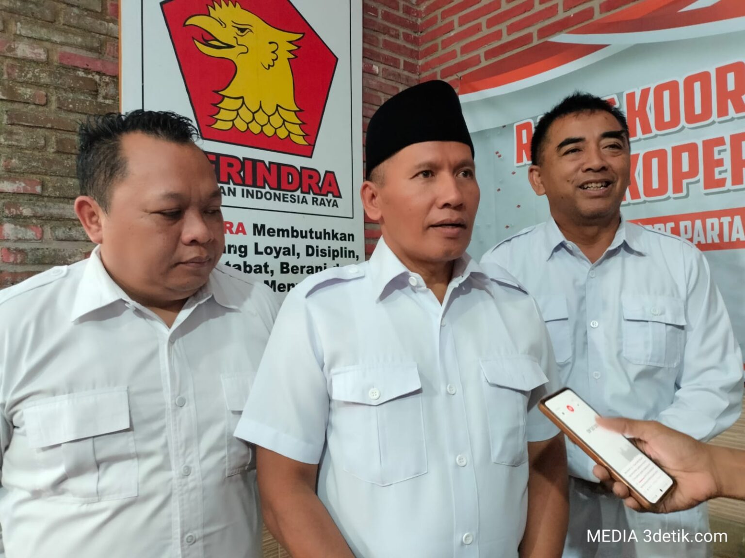 Ketua DPC Gerindra Tulungagung, H. Ahmad Baharudin, SM, usai memimpin rapat koordinasi (rakor) memberikan dukungan penuh terhadap program Koperasi Desa Merah Putih