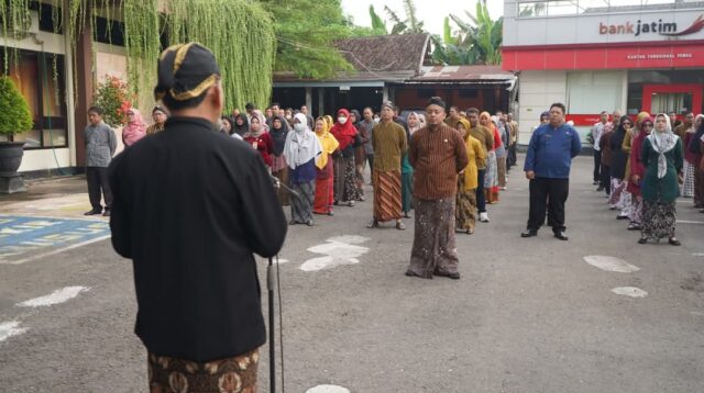 Sekretaris Daerah Trenggalek dalam peringati Hari Pendidikan Nasional kompak mengenakan pakaian adat Jawa