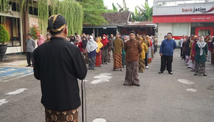 Sekretariat Daerah Trenggalek Kompak Kenakan Baju Adat Jawa, Peringati Hardiknas
