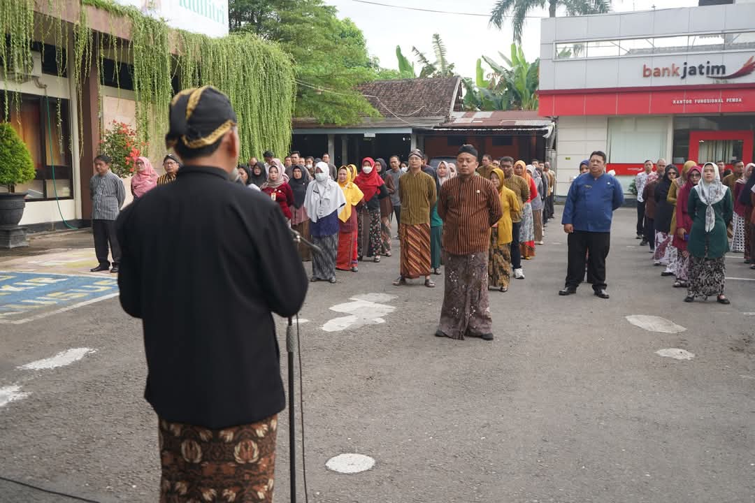 Sekretaris Daerah Trenggalek dalam peringati Hari Pendidikan Nasional kompak mengenakan pakaian adat Jawa