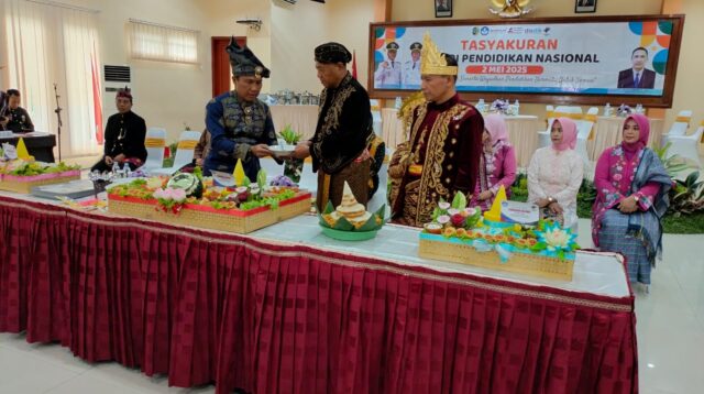 Peringatan Hari Pendidikan Nasional (Hardiknas) 2025 di Kabupaten Tulungagung Tandai Potong Tumpeng dan Kenakan Pakaian Adat Jawa