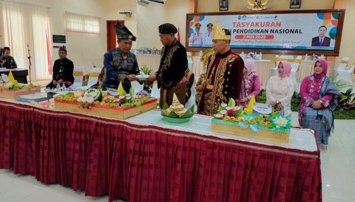 Peringati Hardiknas Tulungagung, Tandai Potong Tumpeng dan Kenakan Pakaian Adat