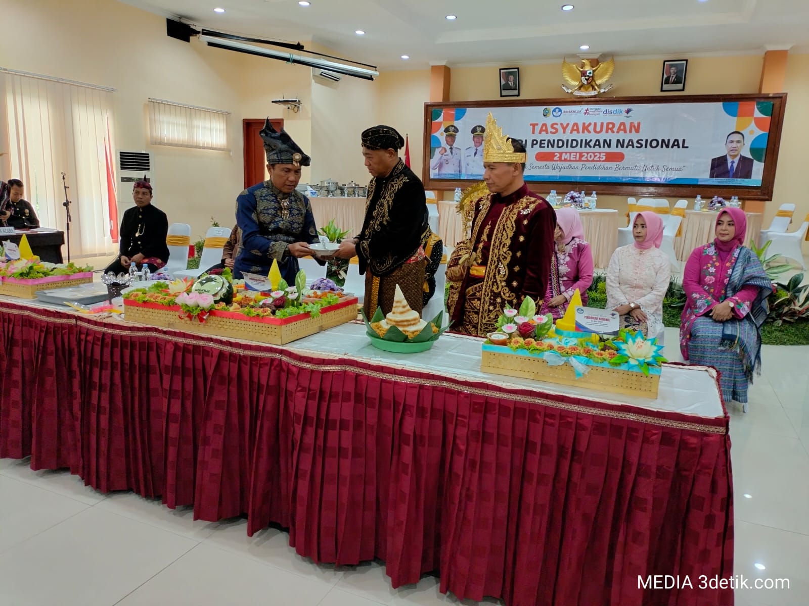 Peringatan Hari Pendidikan Nasional (Hardiknas) 2025 di Kabupaten Tulungagung Tandai Potong Tumpeng dan Kenakan Pakaian Adat Jawa