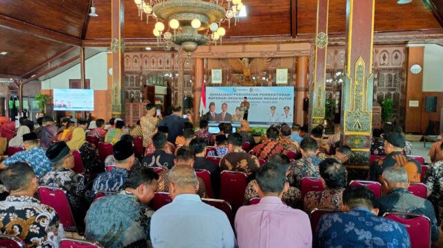 Bupati Gatut Sunu dalam acara Sosialisasi Percepatan Pembentukan Koperasi Merah Putih