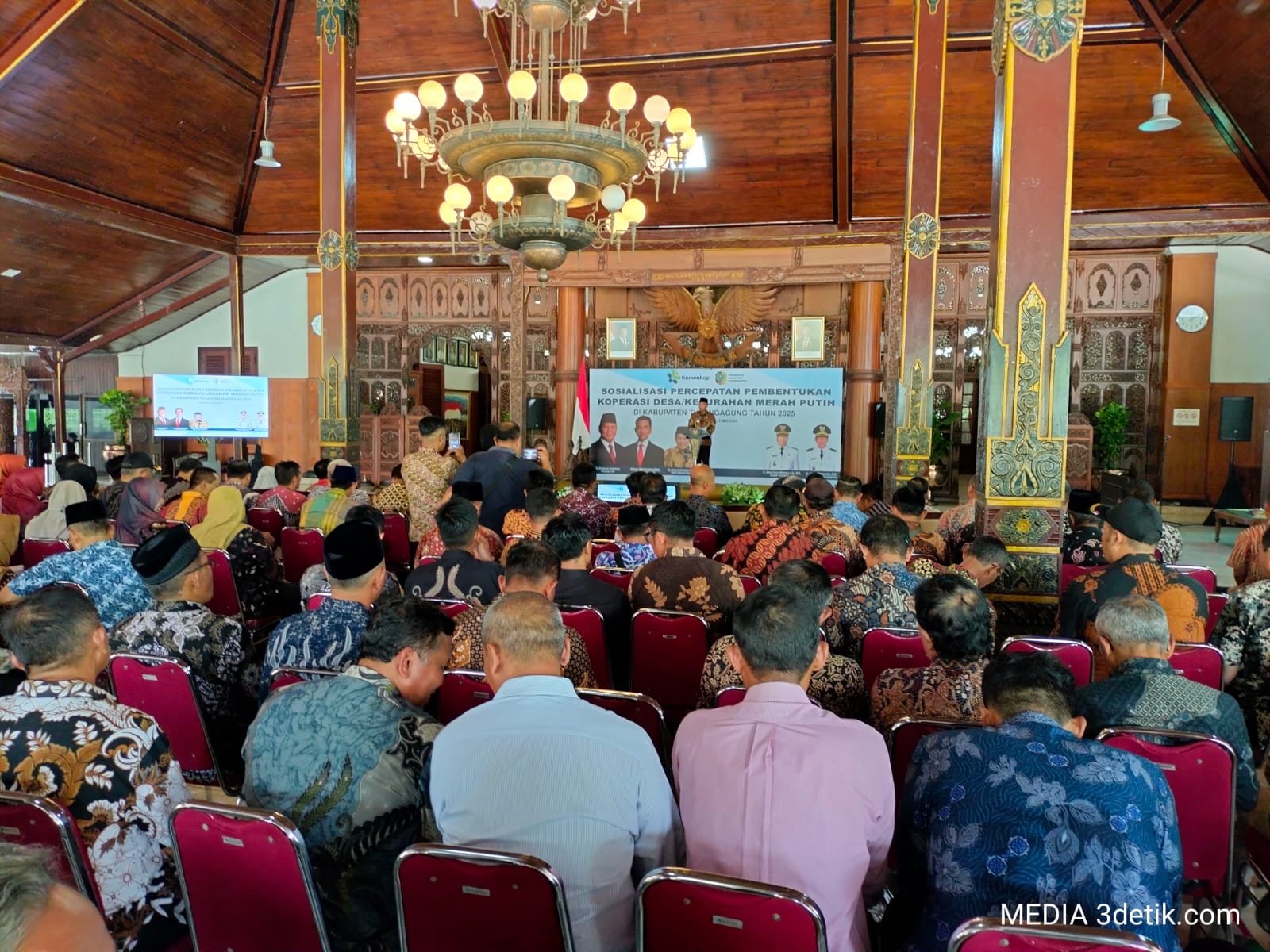 Bupati Gatut Sunu dalam acara Sosialisasi Percepatan Pembentukan Koperasi Merah Putih