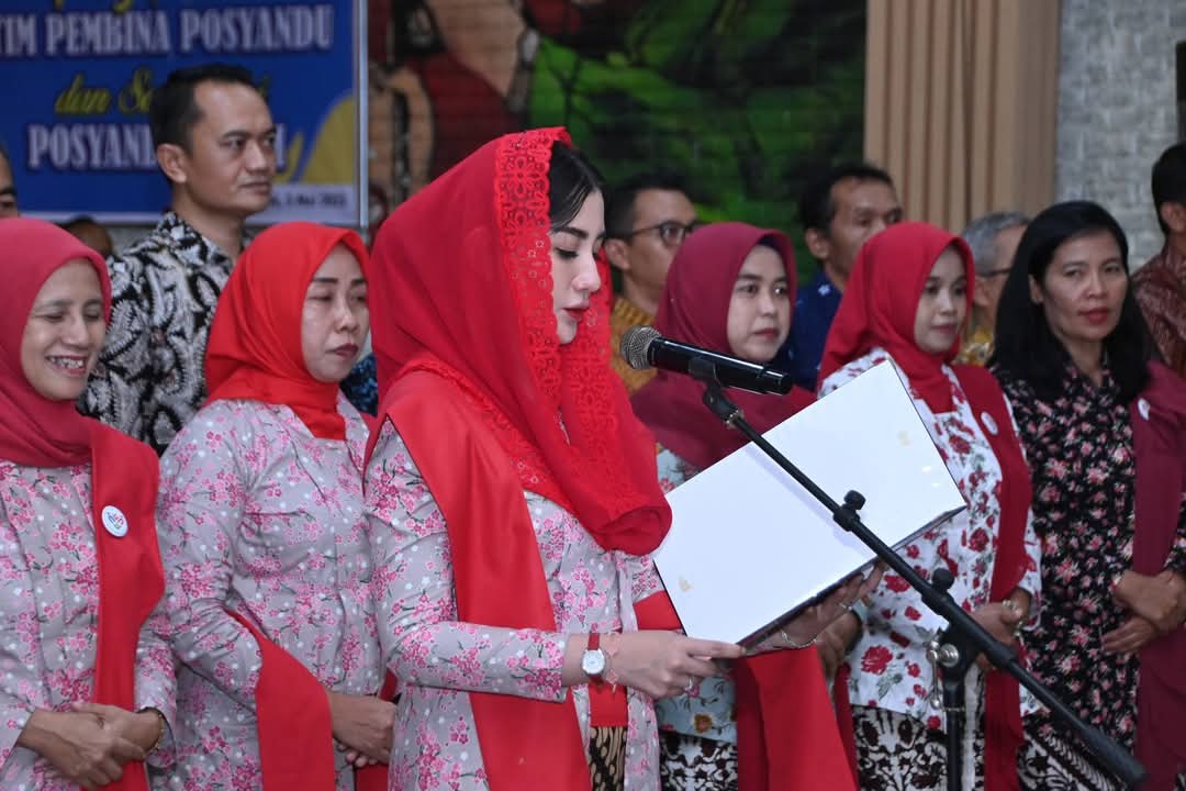 Novita Hardini, SE., ME., Mengukuhan Tim Pembina Posyandu Kabupaten Trenggalek masa bhakti 2025-2030