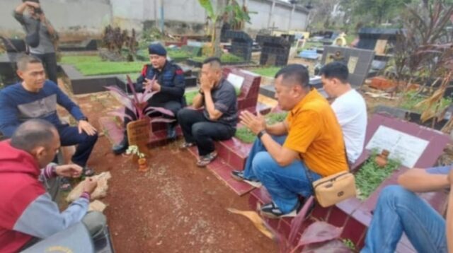 Semua anggota tampak khidmat melantunkan doa ketika berdiri di depan pusara rekan seperjuangannya alm Aiptu Djoko Purwanto