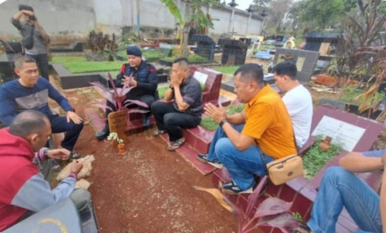 Semua anggota tampak khidmat melantunkan doa ketika berdiri di depan pusara rekan seperjuangannya alm Aiptu Djoko Purwanto