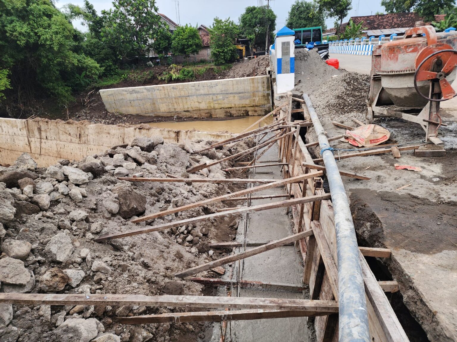 pengerjaan Jembatan Mungkung senilai hampir Rp. 9,3 Milyar setelah Penyerahan pertama (PHO) alami Cacat Konstruksi