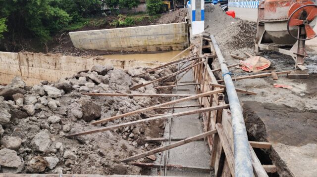 pengerjaan Jembatan Mungkung senilai hampir Rp. 9,3 Milyar setelah Penyerahan pertama (PHO) alami Cacat Konstruksi