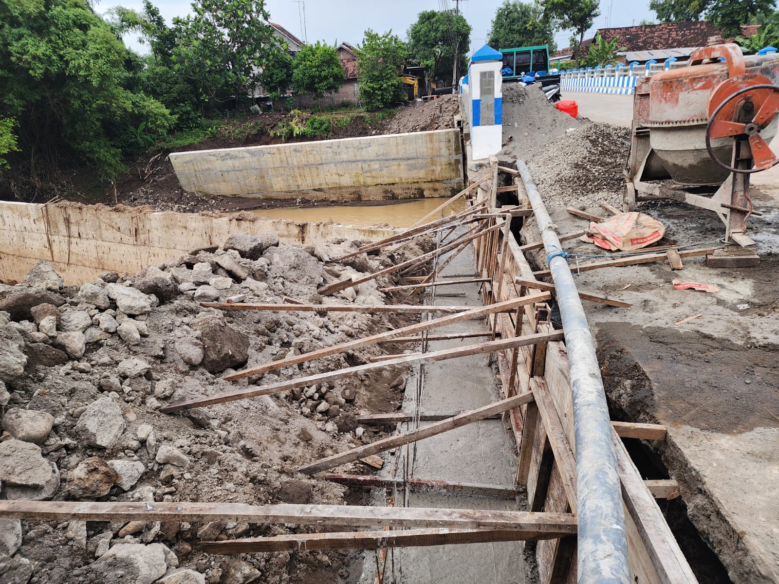 pengerjaan Jembatan Mungkung senilai hampir Rp. 9,3 Milyar setelah Penyerahan pertama (PHO) alami Cacat Konstruksi