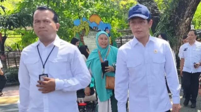Menteri Lingkungan Hidup Hanif (kanan, pakai topi) saat kunker di KBS Surabaya. [3detik.com]