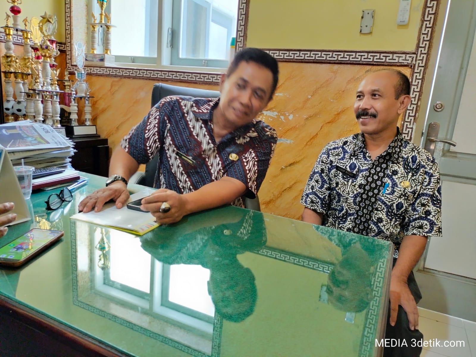 Camat Campurdarat, Tri Wantoro, Dalam mediasi Polemik antara Kades dan Sekdes dimediasi di Pemerintah Kecamatan Campurdarat