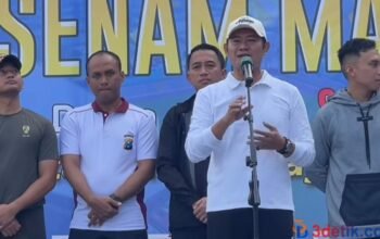 Bupati Lamongan Yuronur Efendi resmikan pembukaan Stadion Suryajaya. [3detik.com]