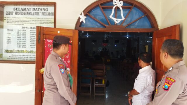 Polres Nganjuk menggelar patroli pengamanan di sejumlah gereja pada Minggu pagi untuk menjamin keamanan umat nasrani yang sedang menjalankan ibadah rutin