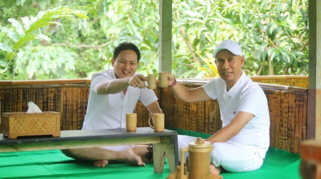 Novita mengundang pengusaha sukses asal Bali, Gusti Ngurah Anom atau yang lebih dikenal dengan Ajik Krisna