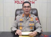 Kabid Humas Polda Jatim, Kombes Pol Jules Abraham Abast menyampaikan siaran pers. [3detik.com]