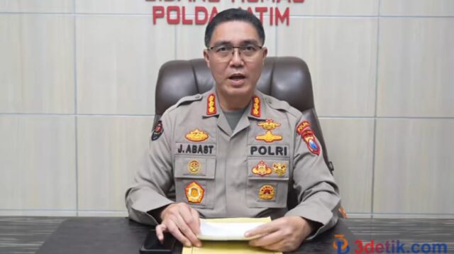 Kabid Humas Polda Jatim, Kombes Pol Jules Abraham Abast menyampaikan siaran pers. [3detik.com]
