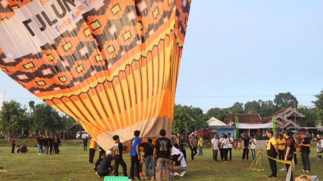 Polres Tulungagung menggelar pelatihan penerbangan balon udara tanpa awak secara aman dan sesuai regulasi