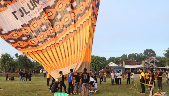 Polres Tulungagung Gelar Pelatihan Penerbangan Balon Udara di Lapangan Desa Notorejo