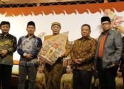 Wakil Bupati Tulungagung H. Ahmad Baharudin, saat menghadiri pagelaran wayang kulit dalam rangka bersih desa Ngrance, Kecamatan Pakel