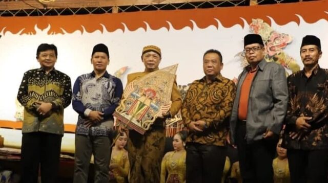 Wakil Bupati Tulungagung H. Ahmad Baharudin, saat menghadiri pagelaran wayang kulit dalam rangka bersih desa Ngrance, Kecamatan Pakel