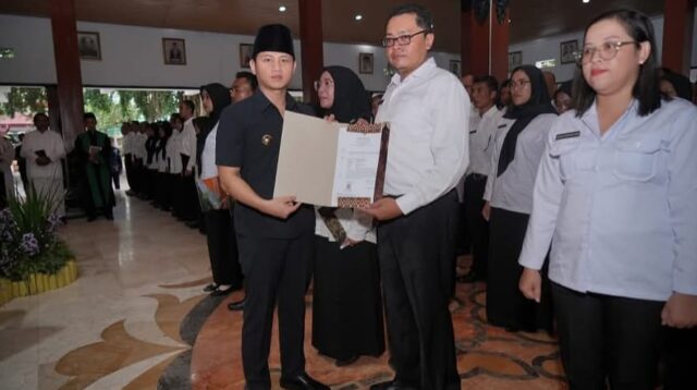 Bupati Trenggalek, Mochamad Nur Arifin resmi melantik Sebanyak 83 Calon Pegawai Negeri Sipil (CPNS) dan lebih dari 300 Pegawai Pemerintah dengan Perjanjian Kerja (PPPK)