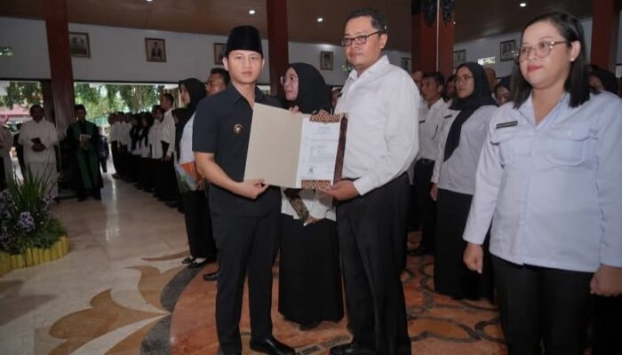 Bupati Trenggalek, Mochamad Nur Arifin resmi melantik Sebanyak 83 Calon Pegawai Negeri Sipil (CPNS) dan lebih dari 300 Pegawai Pemerintah dengan Perjanjian Kerja (PPPK)