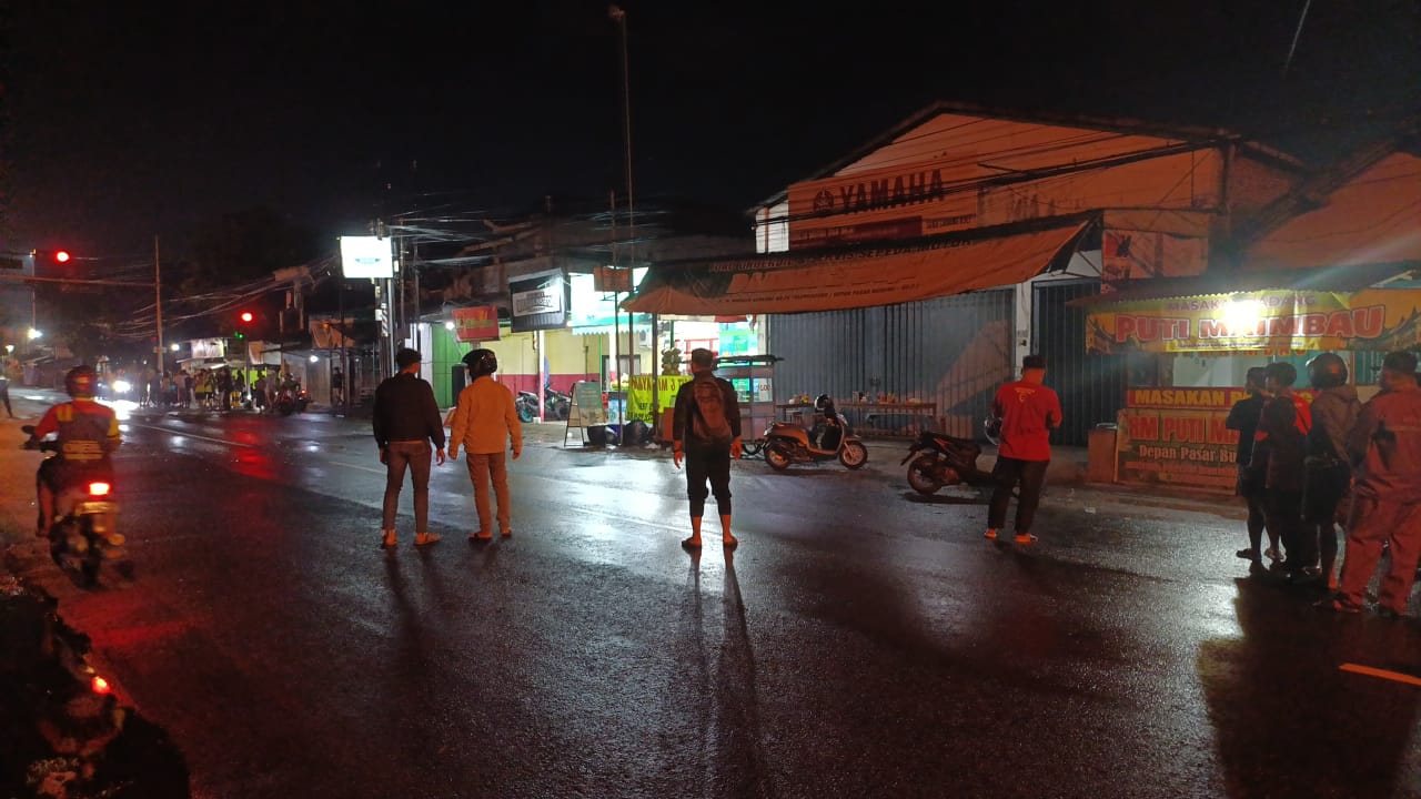 seorang pria orang dengan gangguan jiwa (ODGJ) mengamuk hingga merusak Barber Shop di Kelurahan Beji, Kecamatan Boyolangu