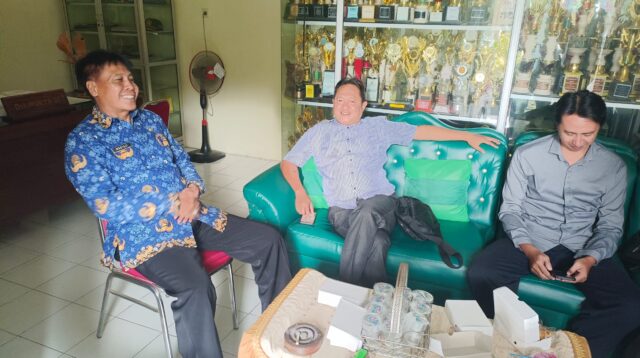 Kepala sekolah SMP 1 Kertosono Murtadji dan sekertaris komite sekolah Abdul Basith