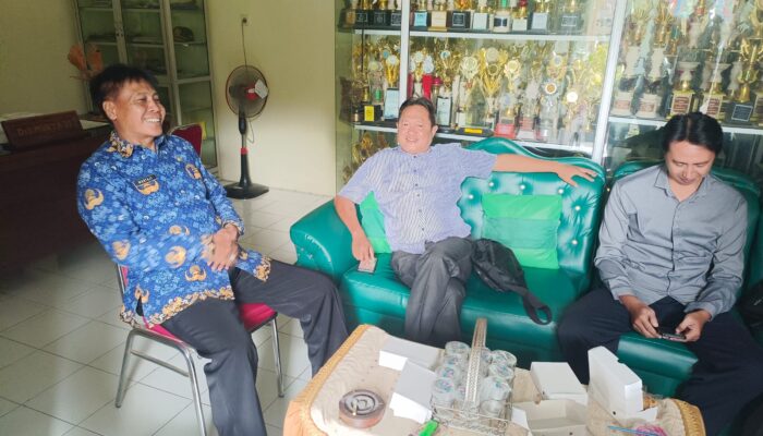 Kepala sekolah SMP 1 Kertosono Murtadji dan sekertaris komite sekolah Abdul Basith