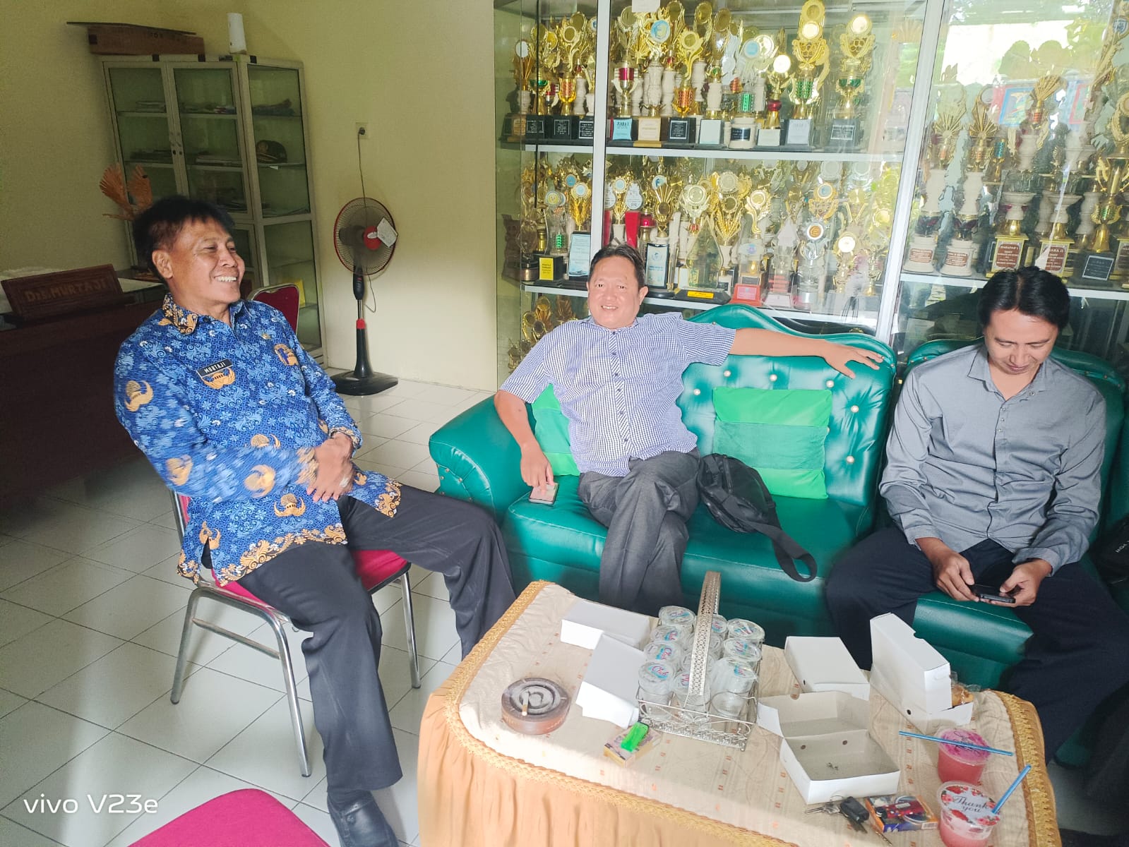 Kepala sekolah SMP 1 Kertosono Murtadji dan sekertaris komite sekolah Abdul Basith