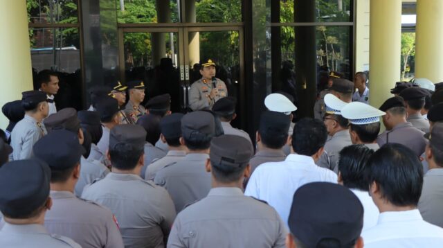 Kapolres Nganjuk, AKBP Henri Noveri Santoso, S.H., S.I.K., M.M., memberikan arahan tegas kepada seluruh jajarannya untuk lebih proaktif dalam memberikan pelayanan kepada masyarakat