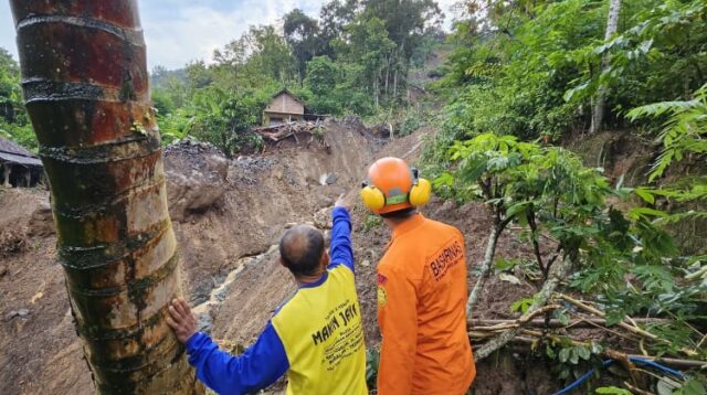 gabungan sudah mencapai titik utama longsor yang diduga terdapat enam korban tertimbun longsor