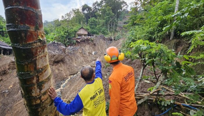 gabungan sudah mencapai titik utama longsor yang diduga terdapat enam korban tertimbun longsor