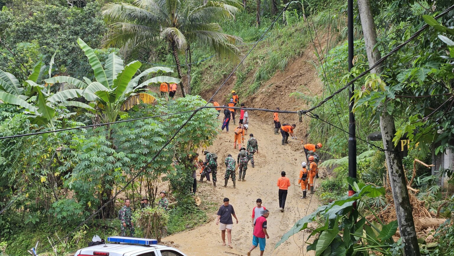 Pencarian terhadap enam korban tersebut dilakukan oleh Search and Rescue Unit (SRU) satu dengan pengawasan di titik awal longsor