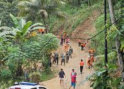 Pencarian terhadap enam korban tersebut dilakukan oleh Search and Rescue Unit (SRU) satu dengan pengawasan di titik awal longsor