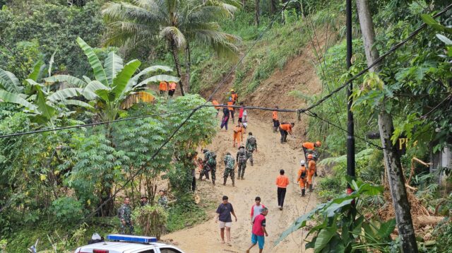 Pencarian terhadap enam korban tersebut dilakukan oleh Search and Rescue Unit (SRU) satu dengan pengawasan di titik awal longsor