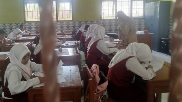 Ujian sekolah tetap bisa dilaksanakan. Kalau ada kondisi darurat seperti banjir, bisa dijadwalkan ujian susulan yang akan dimulai hari Senin