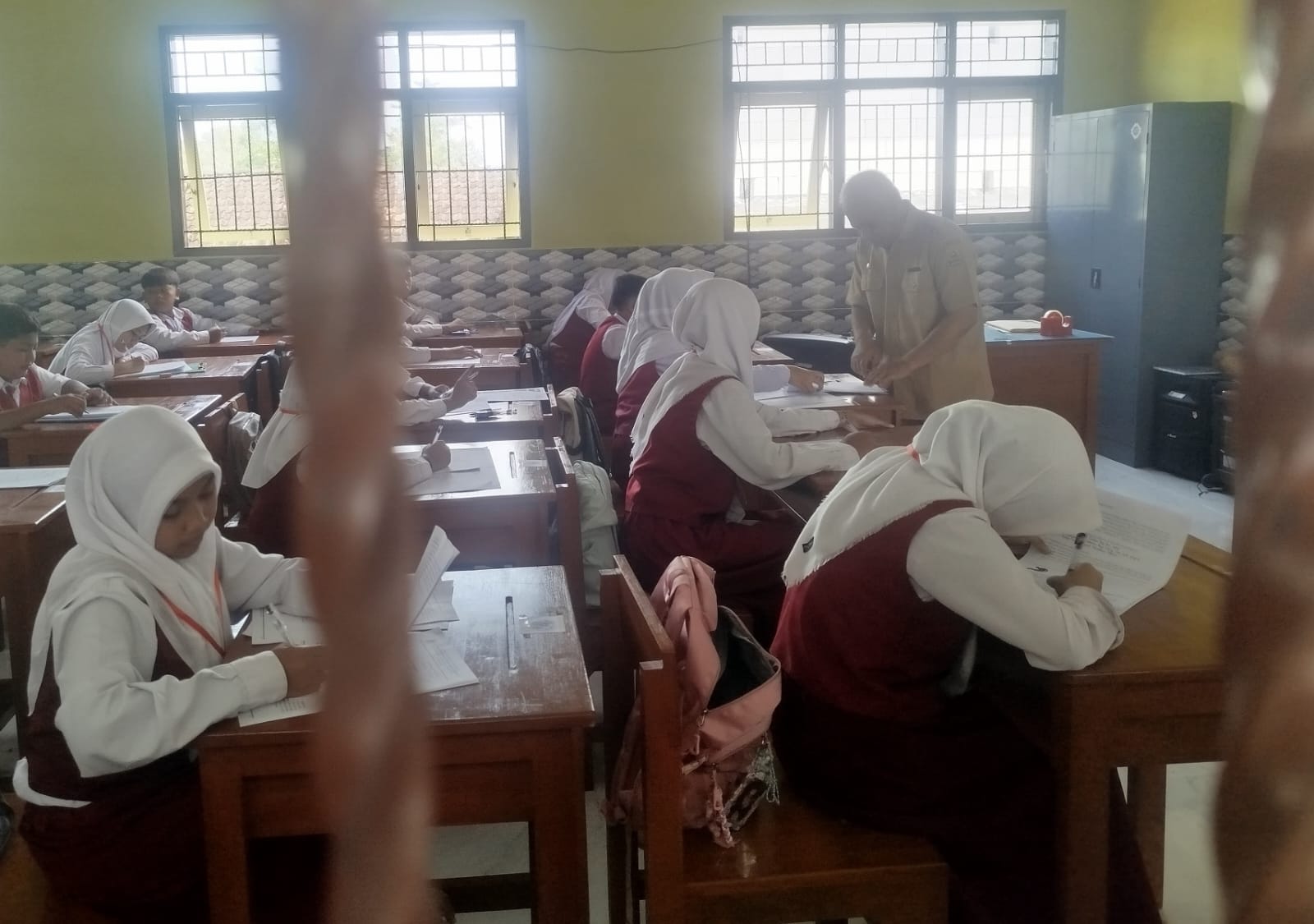 Ujian sekolah tetap bisa dilaksanakan. Kalau ada kondisi darurat seperti banjir, bisa dijadwalkan ujian susulan yang akan dimulai hari Senin