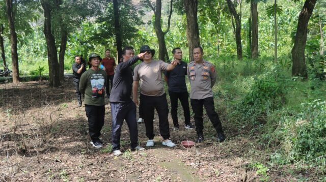 Kapolres Nganjuk AKBP Henri Noveri Santoso, S.H., S.I.K., M.M. saat melakukan pengecekan lokasi yang akan dipakai untuk kegiatan tersebut