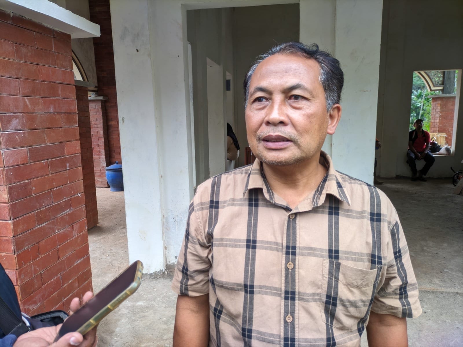 Kepala Desa (Kades) Depok, Kecamatan Bendungan Sugeng Asmoro membenarkan bahwa ada tiga rumah warga di RT 16 Dusun Kebon Agung yang tertimbun longsor