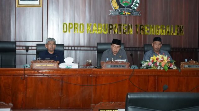 Paripurna DPRD, menyampaikan jawaban eksekutif atas pandangan umum fraksi-fraksi DPRD terkait dengan pembahasan Ranperda Perubahan Kedua atas Peraturan Daerah
