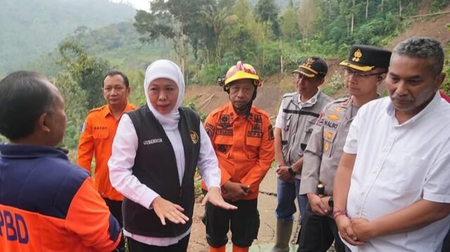 Gubernur Jawa Timur Khofifah Indar Parawansa meninjau lokasi bencana longsor di Desa Depok