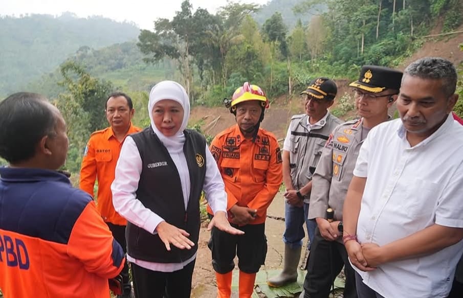 Gubernur Jawa Timur Khofifah Indar Parawansa meninjau lokasi bencana longsor di Desa Depok