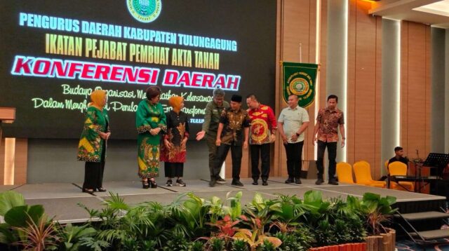 Wakil Bupati Ahmad Baharudin, SM, mewakili Bupati Tulungagung Gatut Sunu Wibowo membuka secara resmi Konferensi Daerah Ikatan Pejabat Pembuat Akta Tanah (Konferda IPPAT)