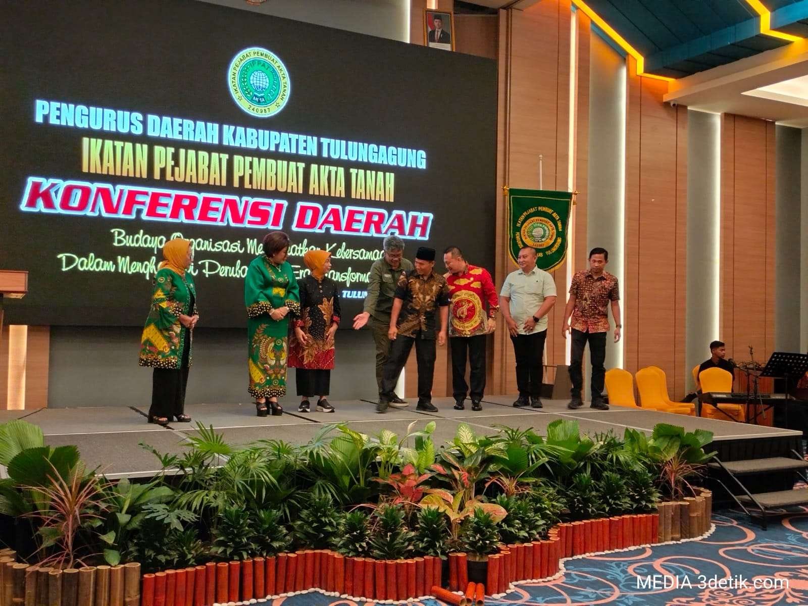Wakil Bupati Ahmad Baharudin, SM, mewakili Bupati Tulungagung Gatut Sunu Wibowo membuka secara resmi Konferensi Daerah Ikatan Pejabat Pembuat Akta Tanah (Konferda IPPAT)