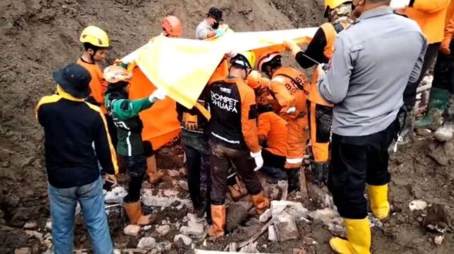 Tim SAR gabungan menemukan dua jenazah korban longsor di Dusun Kebonagung, Desa Depok