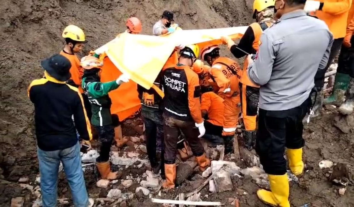Tim SAR gabungan menemukan dua jenazah korban longsor di Dusun Kebonagung, Desa Depok